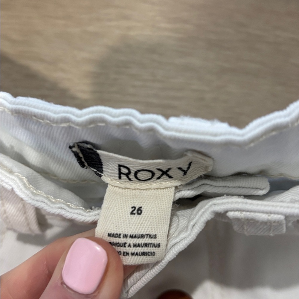 Roxy White Jean Shorts with Button Detail size 26” - Picture 4 of 6